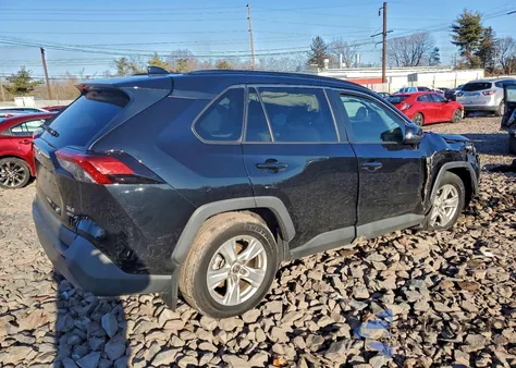 2021 Toyota Rav4 Xle z USA, uszkodzony, nr VIN 2T3P1RFV2MC227664